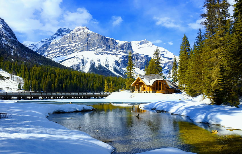 エメラルド湖、カナダ、冬、丘、風景、美しい、山、湖、キャビン、エメラルド、反射、雪、木、カナダ 高画質の壁紙