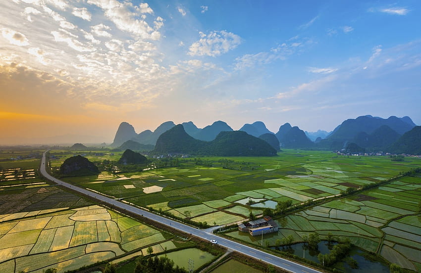 panorama grafia natureza campo montanhas Pôr do sol estrada nuvens aldeia Guilin China Arrozal papel de parede HD