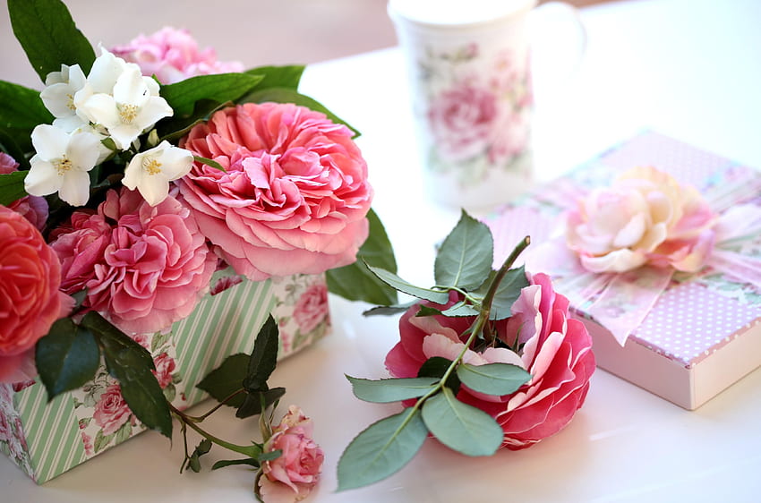 Blumen, Rosen, Zweige, Glas, Schachtel, Geschenk, Geschenk, Knospen, Jasmin HD-Hintergrundbild