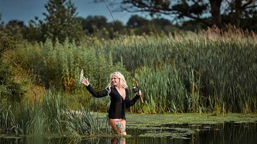 Sensualità Sensuale Ragazza Donna Modello Bikini Swater Lake Camicia lunga Pesca Pesce Canna Sorridente Natura Tatuaggio Alberi . . 1100167. SU Sfondo HD