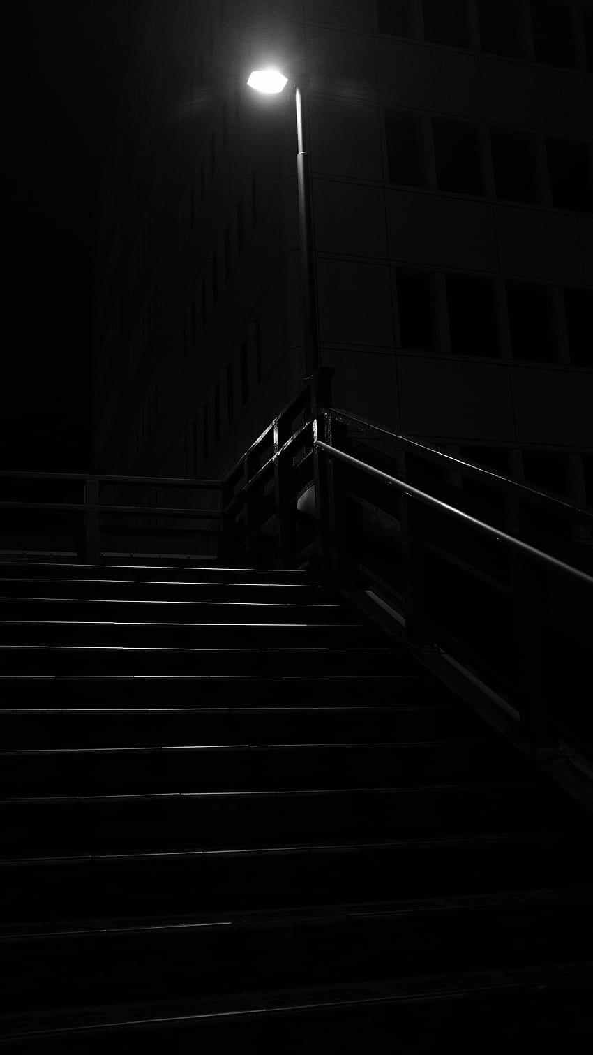 Treppe, dunkel, Laterne, Nacht, Schwarz 2160x3840 HD-Handy-Hintergrundbild