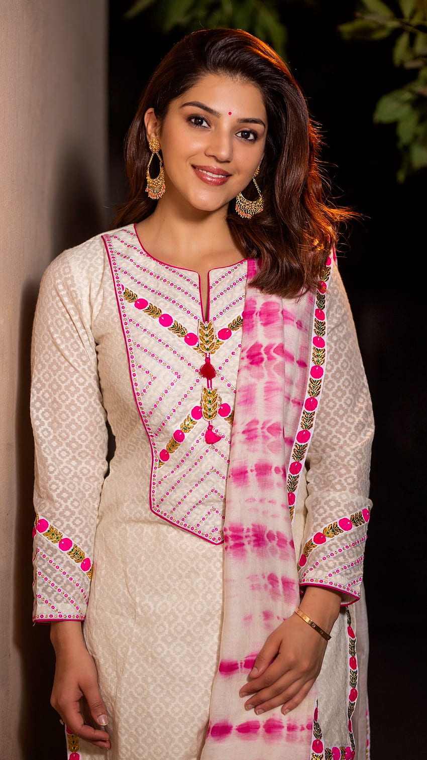 Mehreen Pirzada, modella, attrice telugu Sfondo del telefono HD