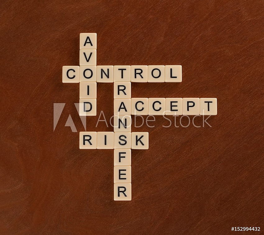 Crucigrama con palabras evitar, controlar, transferir, aceptar riesgos, gestión de riesgos fondo de pantalla