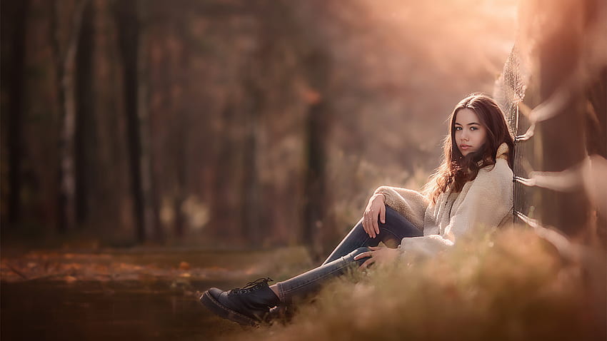 Girl Model Is Leaning Back On Wood Fence Wearing Fur Jerkin And Blue Jeans Sitting In Blur Background Girls HD wallpaper
