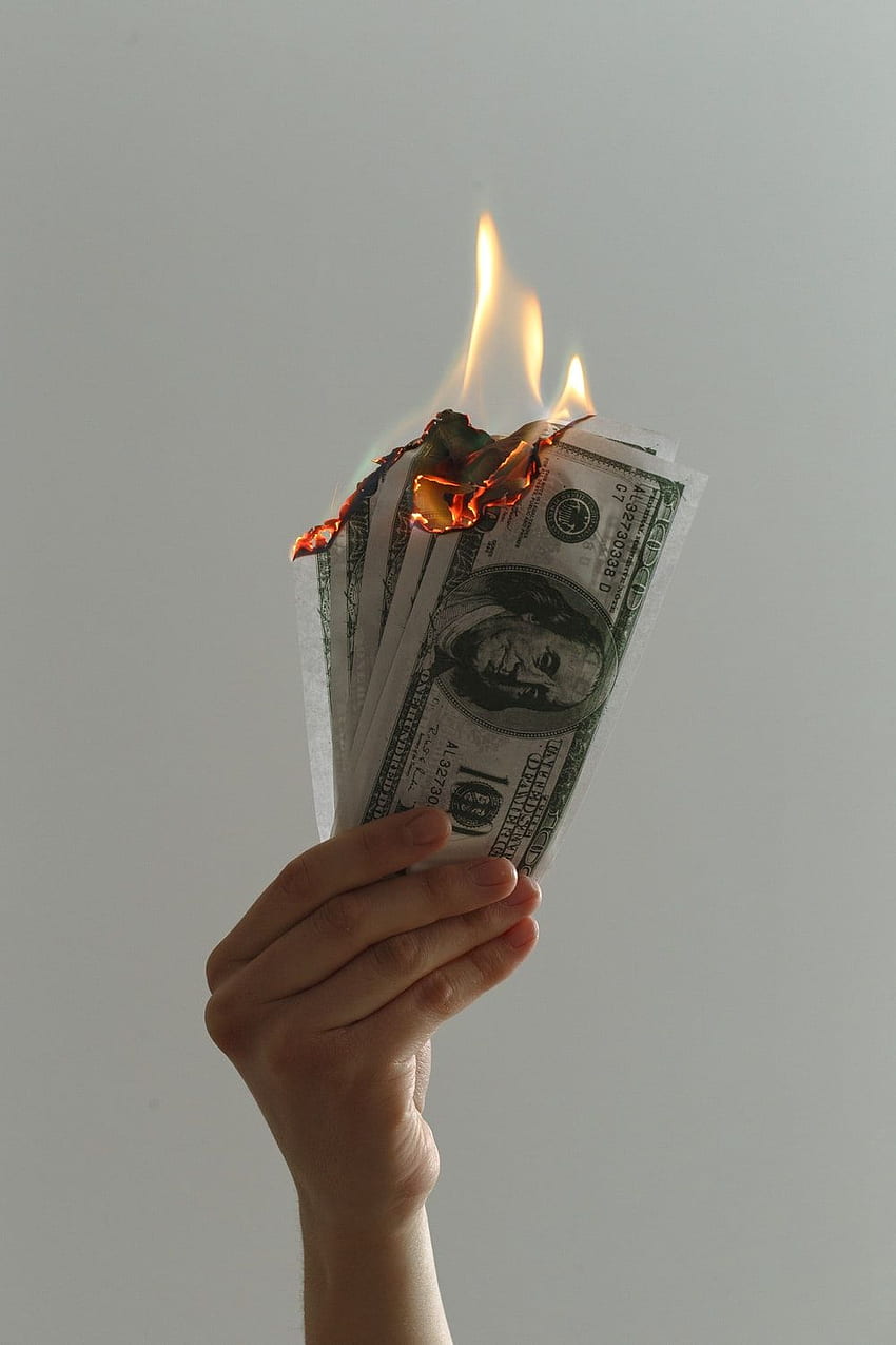 wykres poklatkowy przedstawiający kilka płonących banknotów dolara amerykańskiego — pieniądze, pieniądze w ogniu Tapeta na telefon HD