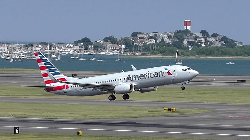 アメリカン航空の飛行機が空港の滑走路から離陸するスローモーション 高画質の壁紙