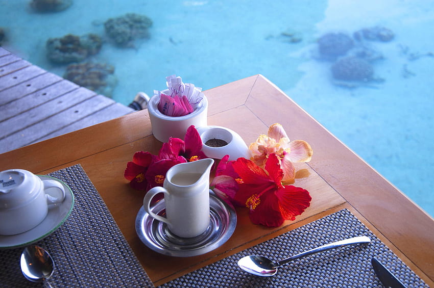 śniadanie Bora Bora, wyspa, niebieski, tropikalny, tahiti, jeść, woda, wyspy, poślubnik, ocean, morze, egzotyka, raj, jedzenie, laguna, śniadanie, kwiaty, bora bora, polinezja Tapeta HD