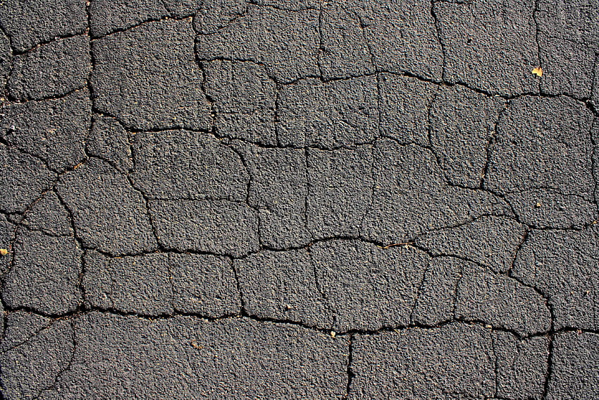 Текстура на напукана черна горна асфалтова настилка. графика. Публичен домейн HD тапет