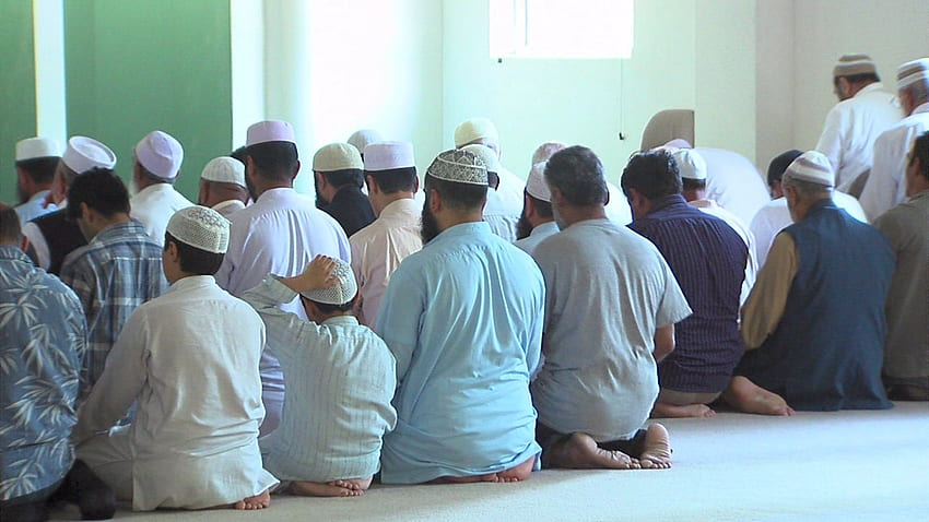 Muslime in Sacramento denken nach, beten für die Opfer des Bombenanschlags auf Boston, betende Muslime HD-Hintergrundbild