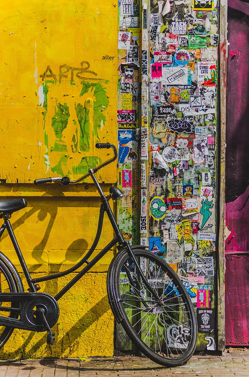 велосипед, паркиран до стена, пълна със стикери – Bicycle on Unsplash, Amsterdam Bike HD тапет за телефон