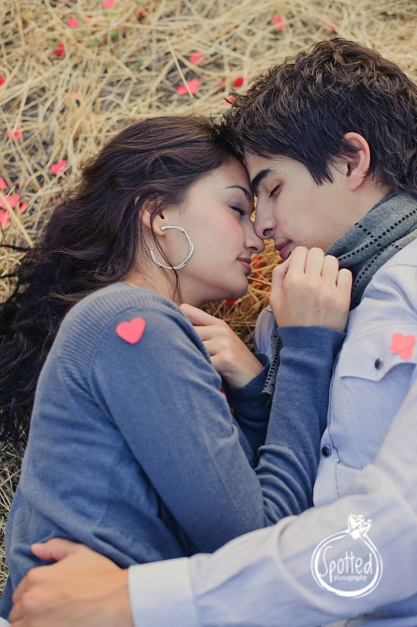 Ich liebe dich: Paarliebe. wahre Liebe . Zungenkuss . küssen. Lippen . Jungen und Mädchen küssen sich. Paare umarmen sich HD-Handy-Hintergrundbild