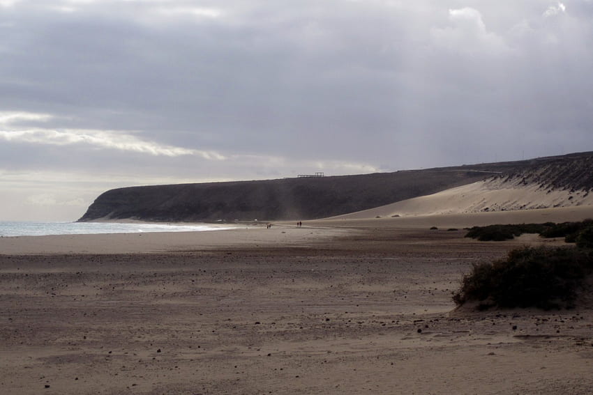 Pantai yang indah di Fuerteventura, pasir, sinar matahari, pantai, Cantik, gunung, pantai, musim panas, awan, alam, air, matahari, samudra, awan Wallpaper HD