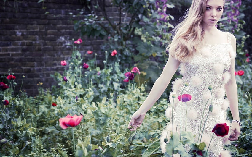 Amanda Seyfried, white, blonde, garden, girl, actress, dress, woman, pink, poppy, flower, green, red HD wallpaper