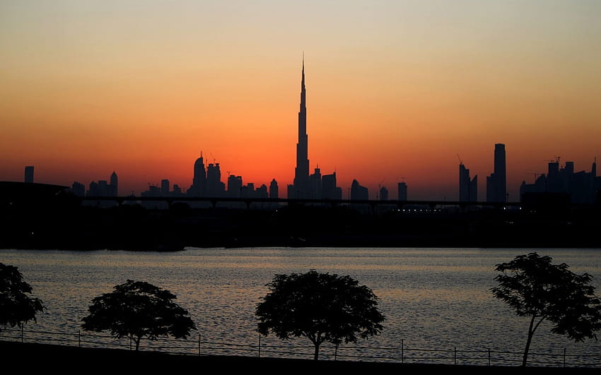 силует на град Дубай при залез, небостъргачи, град, дървета, пристанище, силует HD тапет