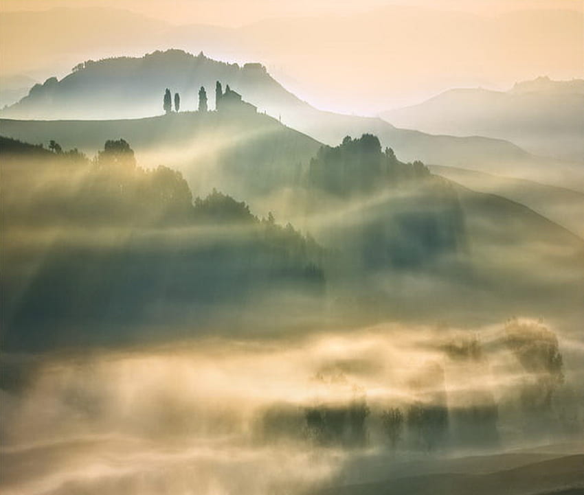 Cascadas de niebla, niebla, colinas, árboles, cielo, montañas. fondo de pantalla