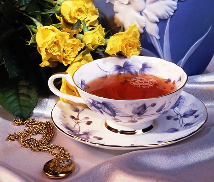 Tè e rose gialle, tavolo, iris, colore, ora del tè, graphy, tè, bello, bevande, seta, motivo floreale, tazza di tè, tradizione, porcellana, rose gialle Sfondo HD