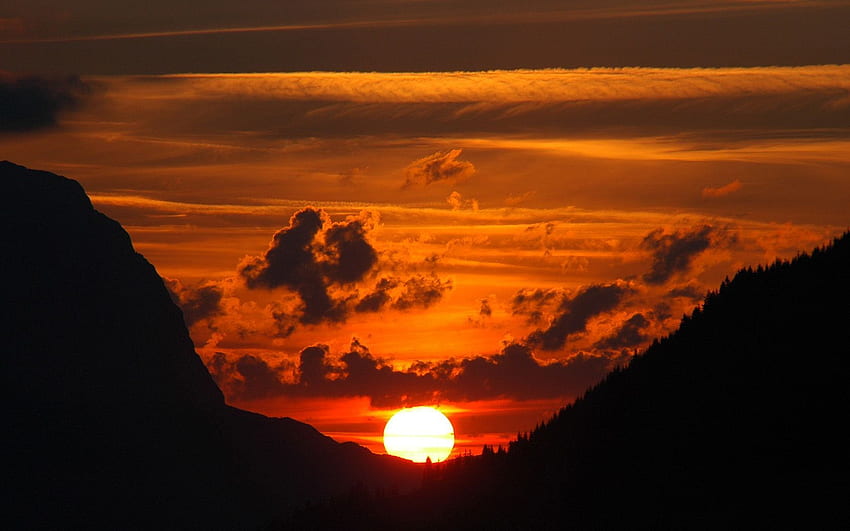valle delle montagne al tramonto. Paesaggi al tramonto in montagna, Tramonto in montagna, Tramonto Sfondo HD