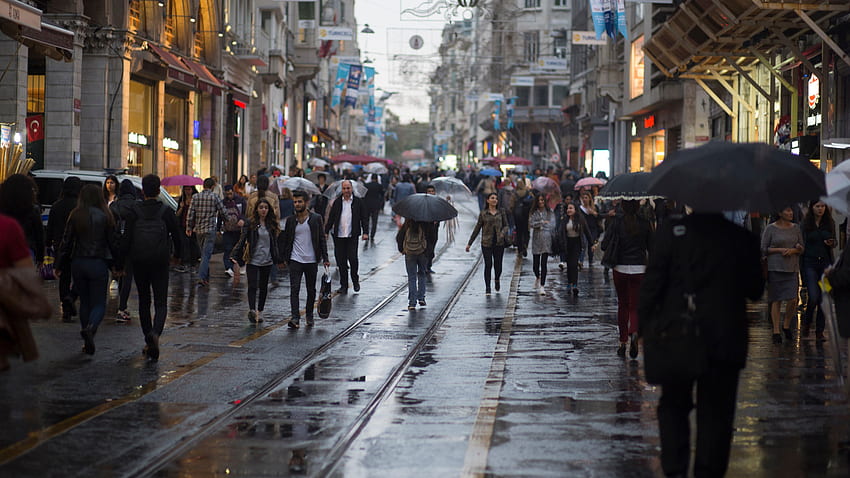 Gente en la calle, multitud, caminando, ciudad, hombres, mujeres, lluvioso, paraguas • For You For & Mobile, Street Walk fondo de pantalla