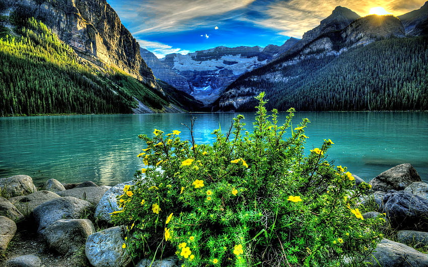 Paisagem com montanha e lago, montanha, pôr do sol, lago, serenidade, tranquilidade, colinas, linda, primavera, pedras, verão, flores silvestres, esmeralda papel de parede HD