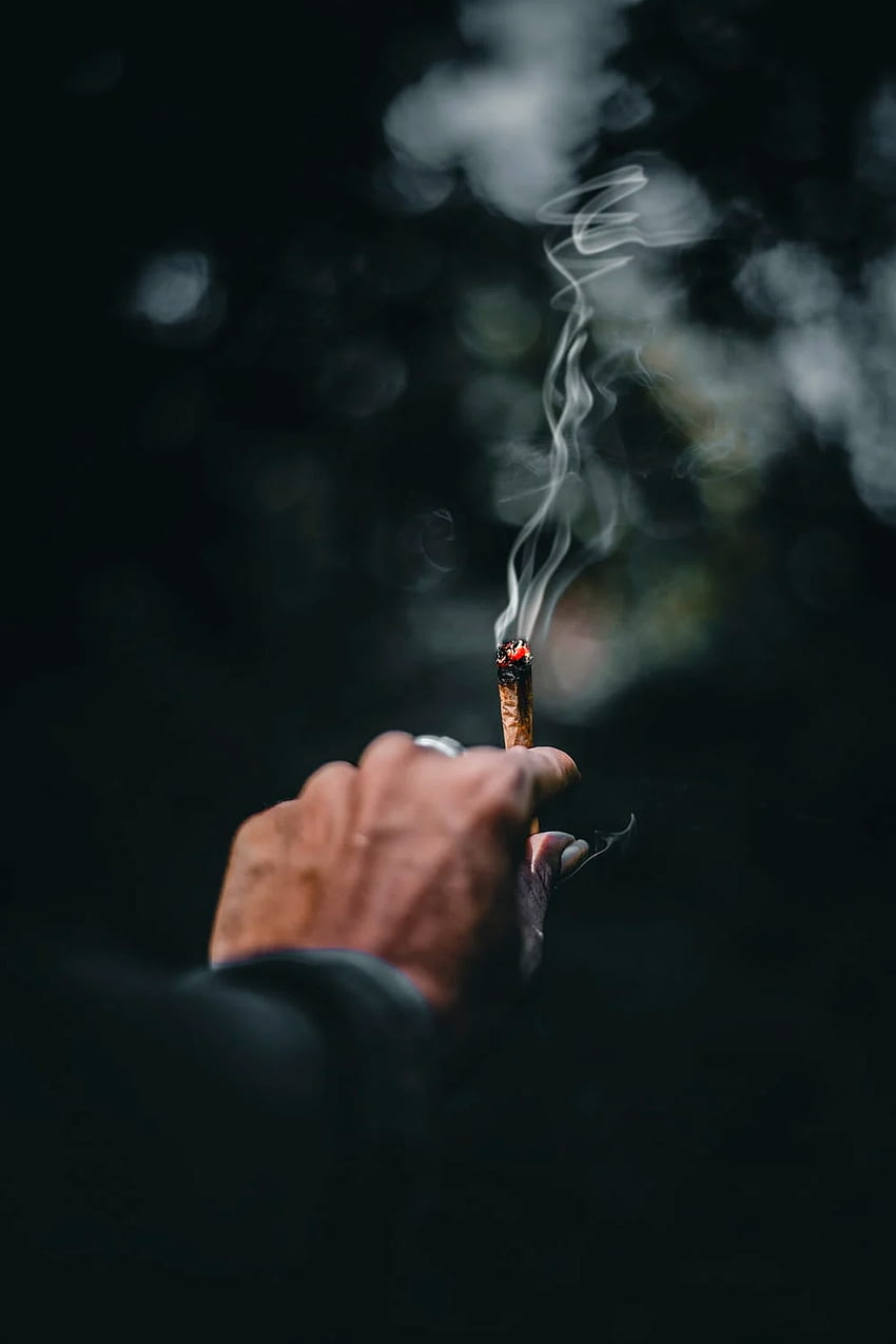 Dym papierosowy, palenie złego chłopca Tapeta na telefon HD
