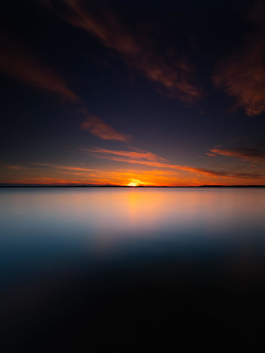 Lago, puesta de sol, tarde, naturaleza tranquila. fondo de pantalla del teléfono