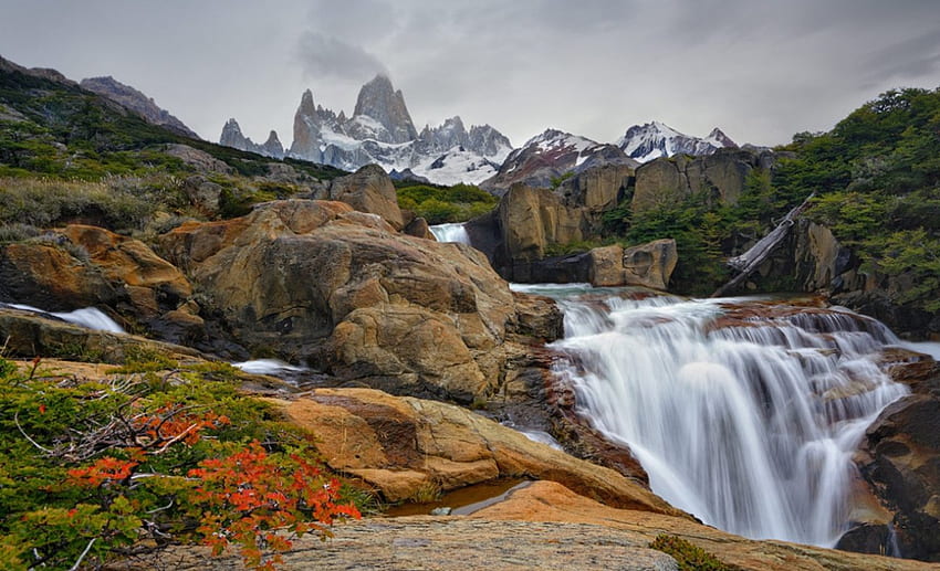 Cataratas patagónicas, paisajes, picos nevados, montañas, bosque fondo de pantalla