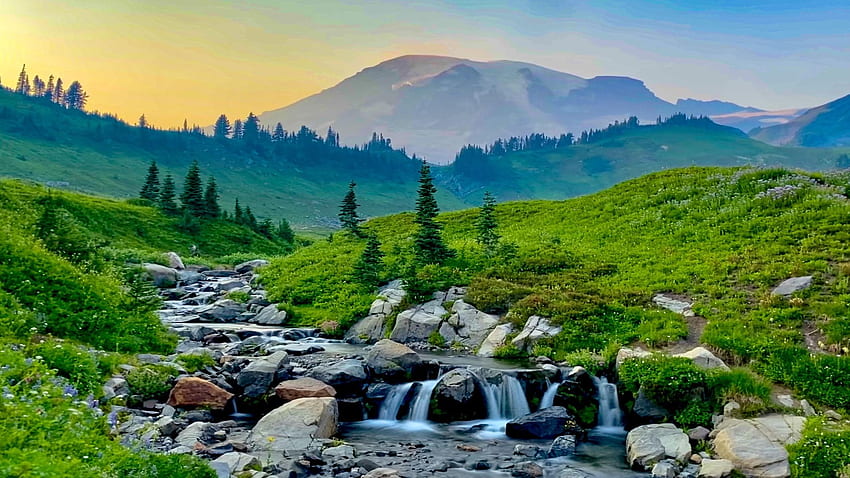 caminata de verano; Mt. Rainier, Washington, arroyo, paisaje, colores, rocas, piedras, estados unidos, montaña, nubes, cielo fondo de pantalla