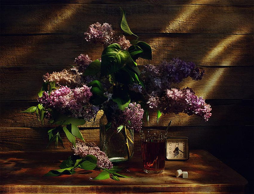 Ganz Suttle, Würfelzucker, Tee, Flieder, Vase, Frühling, Reflexion, Licht, Schnitte, Glas, Blumen, Uhr, Kommode HD-Hintergrundbild