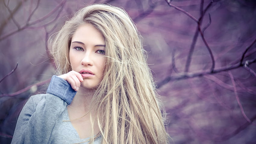 White Hair Girl Model Is Standing In Light Purple Blur Background ...