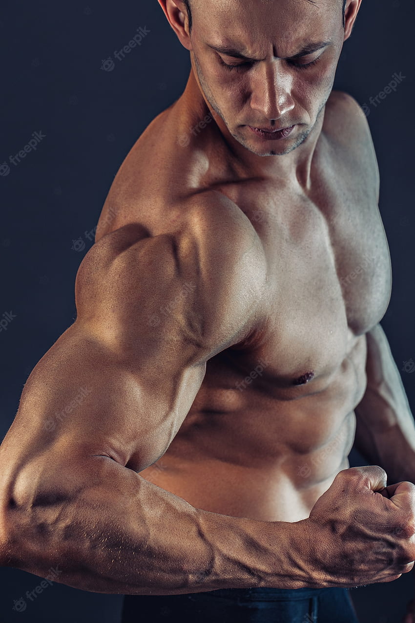 Prämie . Hemdloser männlicher Bodybuilder mit muskulösem Aufbau, starker Bauchmuskulatur. Schuss von gesunden muskulösen jungen Mann. Perfekte Passform, Sixpack, Bauchmuskeln, Bauchmuskeln, Schultern, Deltamuskeln, Bizeps, Trizeps und Brust HD-Handy-Hintergrundbild