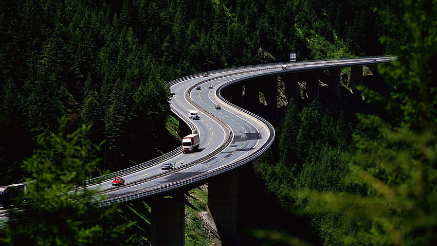 Kurvenreiche Straße und Brücke im Wald HD-Hintergrundbild