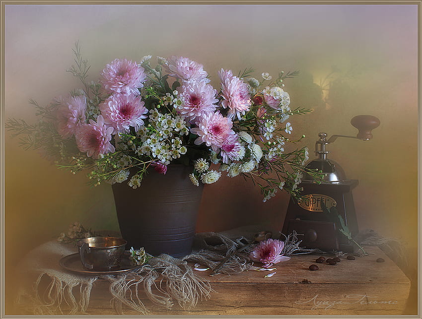 Crisantemi, caffè da tavola, natura morta, macinacaffè, vaso, natura, fiori, composizioni floreali Sfondo HD