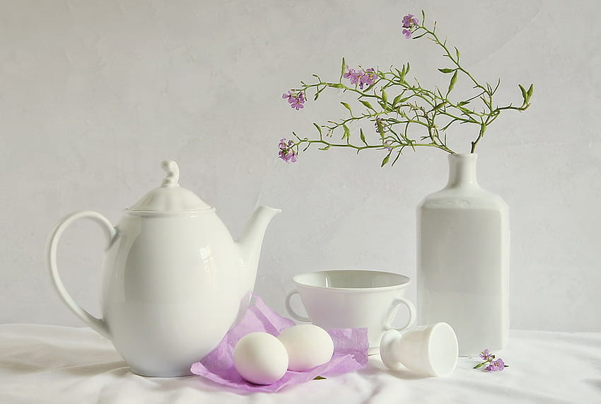 natura morta in bianco, due, arte, tavolo, bianco, tazza da tè, vaso, bellissimo, uova, fiore, teiera, lilla Sfondo HD