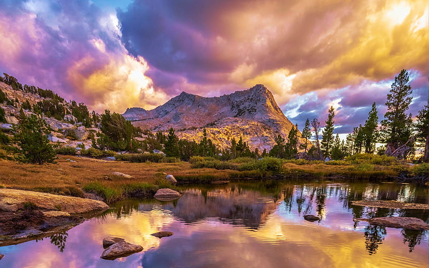 Гледайки как облаци се запалват с цвят над връх Вогелсанг, Национален парк Йосемити, Калифорния, дървета, планини, вода, САЩ, езеро, отражения HD тапет