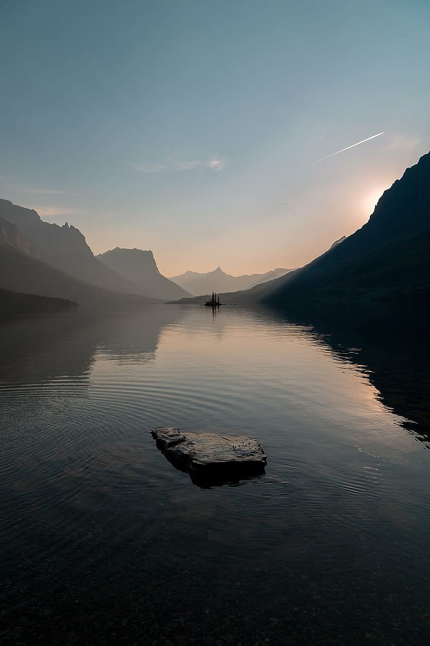 ：穏やかな空の下の山脈の近くの湖、灰色、石、体、穏やかな朝 HD電話の壁紙