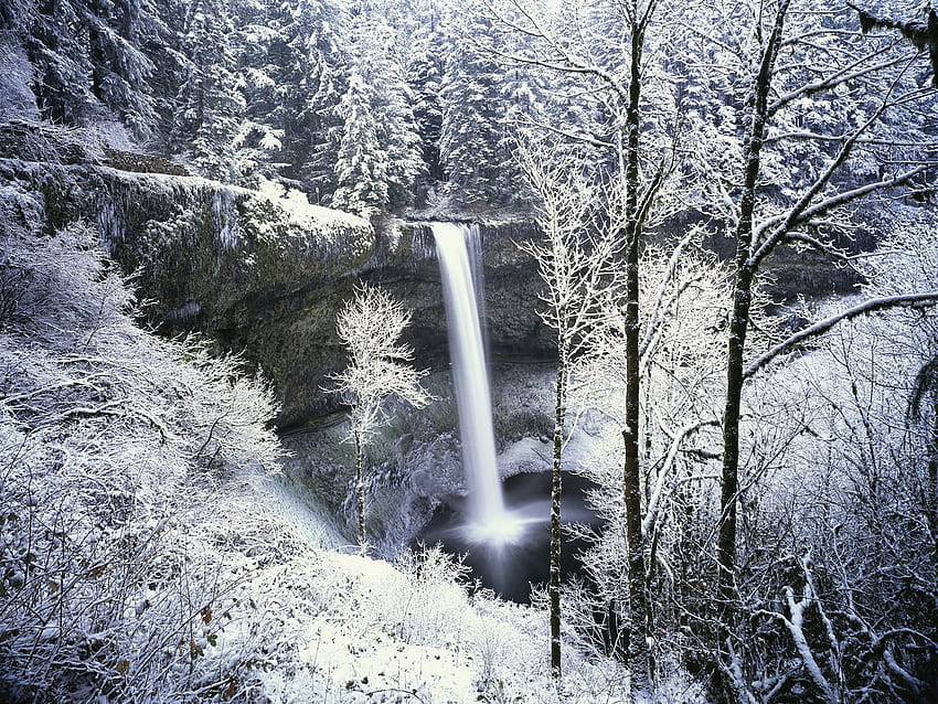 Staatspark Silver Falls. Winterlicher Wasserfall Silver Falls State Park, Albany NY Winter Breit HD-Hintergrundbild