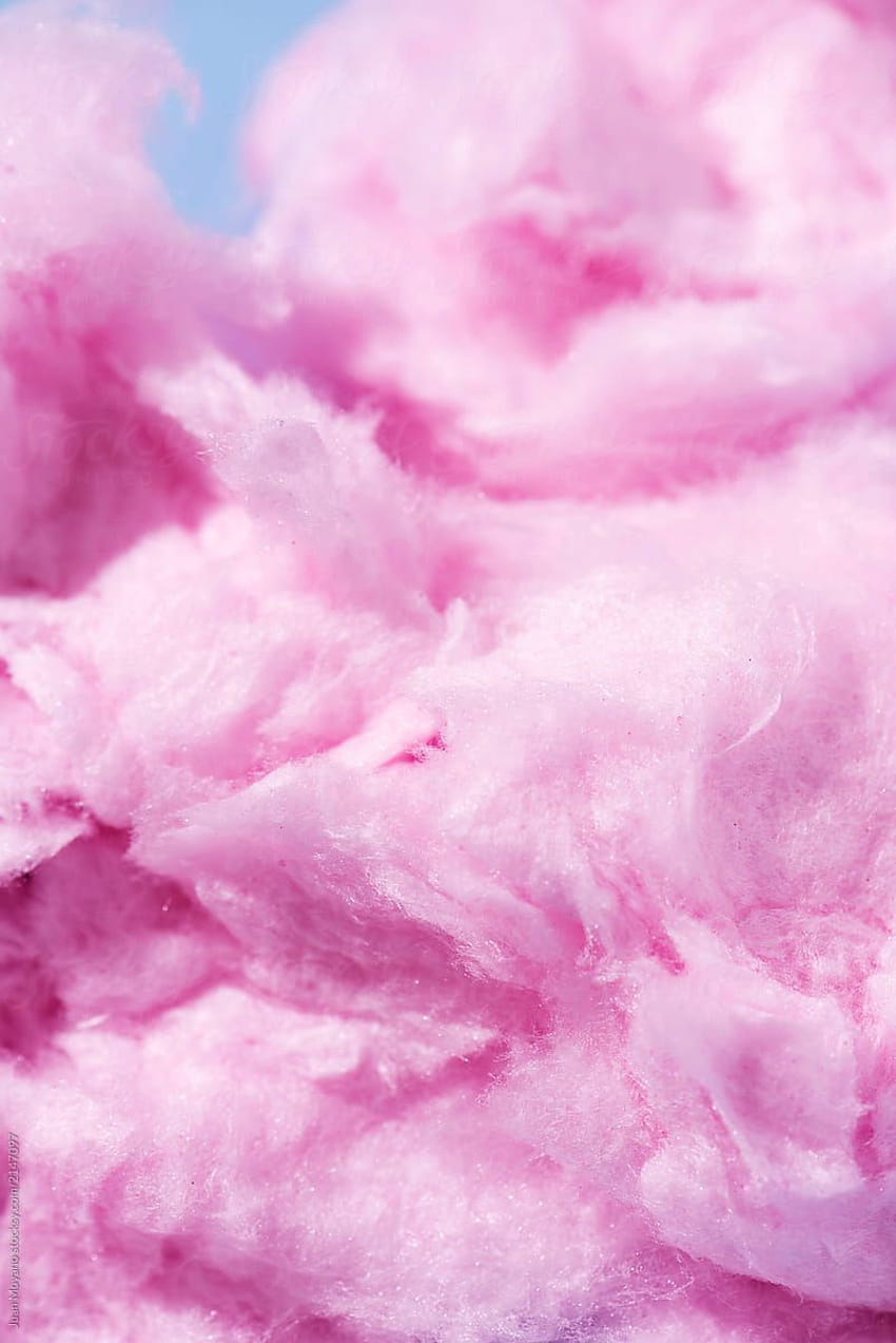 algodón de azúcar de Juan Moyano para Stocksy United. algodón de azúcar rosa fondo de pantalla del teléfono