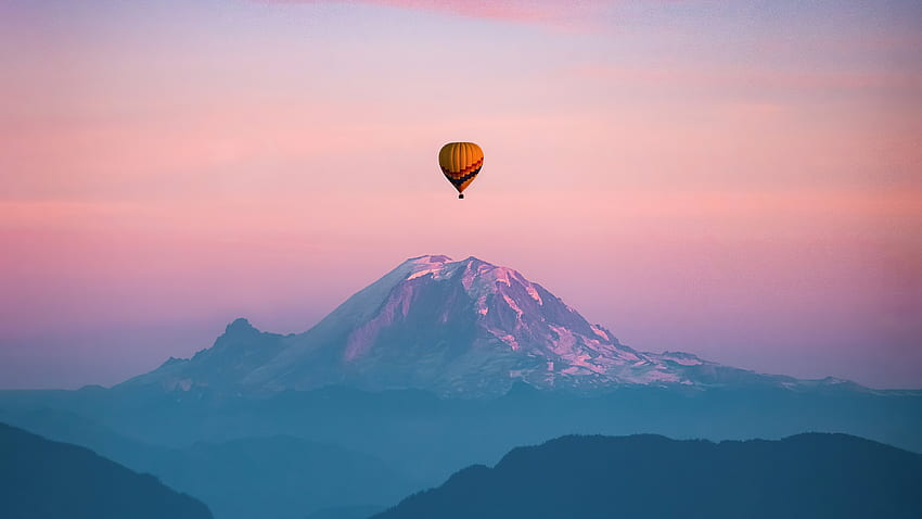 Vuelo en globo aerostático, montaña, puesta de sol, cielo limpio. fondo de pantalla