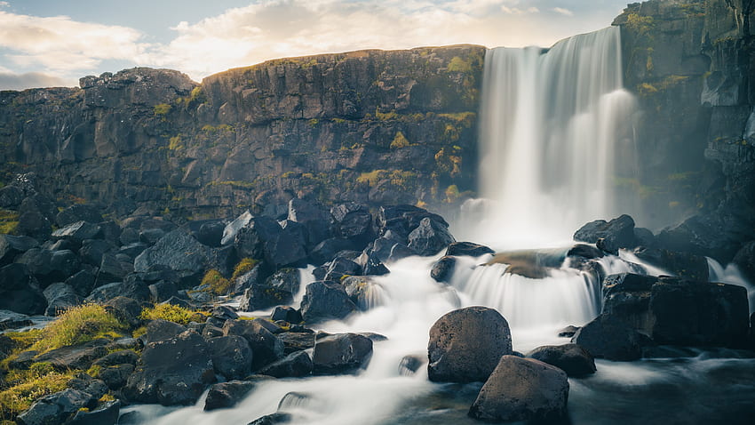 Wasserfall aus algenbedeckten Felsen Stream auf Steinen Natur HD-Hintergrundbild