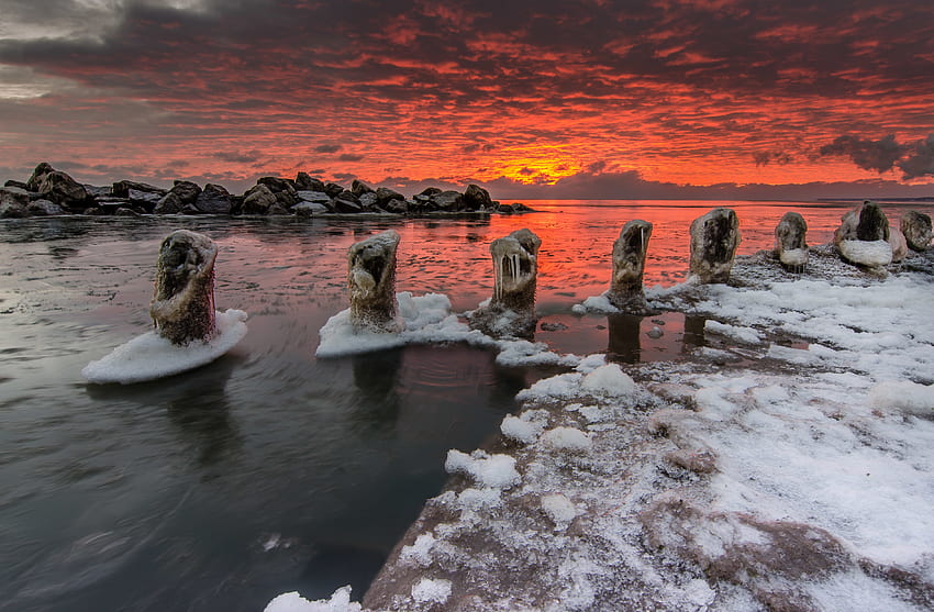 Gefrorener Sonnenuntergang, Winter, Meer, gefroren, Felsen, See, Schnee, Wolken, Natur, Sonnenuntergang HD-Hintergrundbild