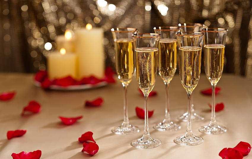 Gelembung, lilin & kelopak mawar, lilin putih, sampanye, Malam Tahun Baru, berkilau, gelas seruling, Perayaan, kelopak mawar merah Wallpaper HD