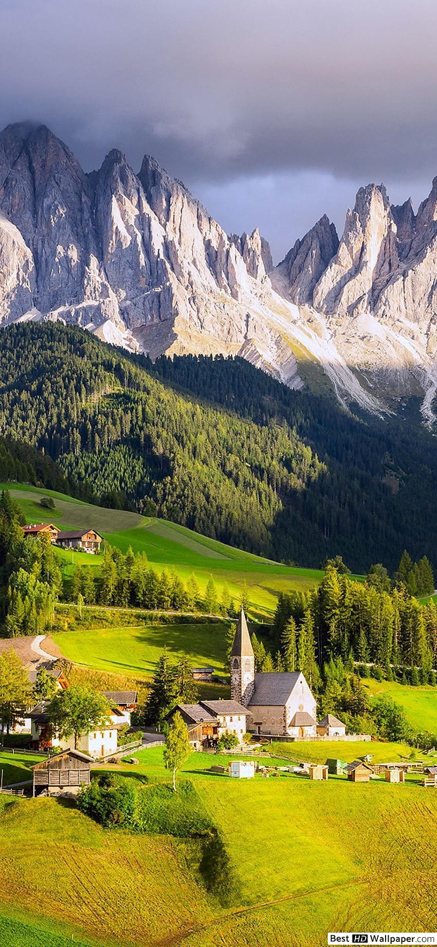 Village dans les Alpes italiennes Fond d'écran de téléphone HD