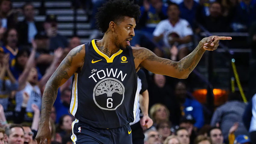 WATCH: Nick Young arrives in silk robe, boxers for Warriors' playoff ...