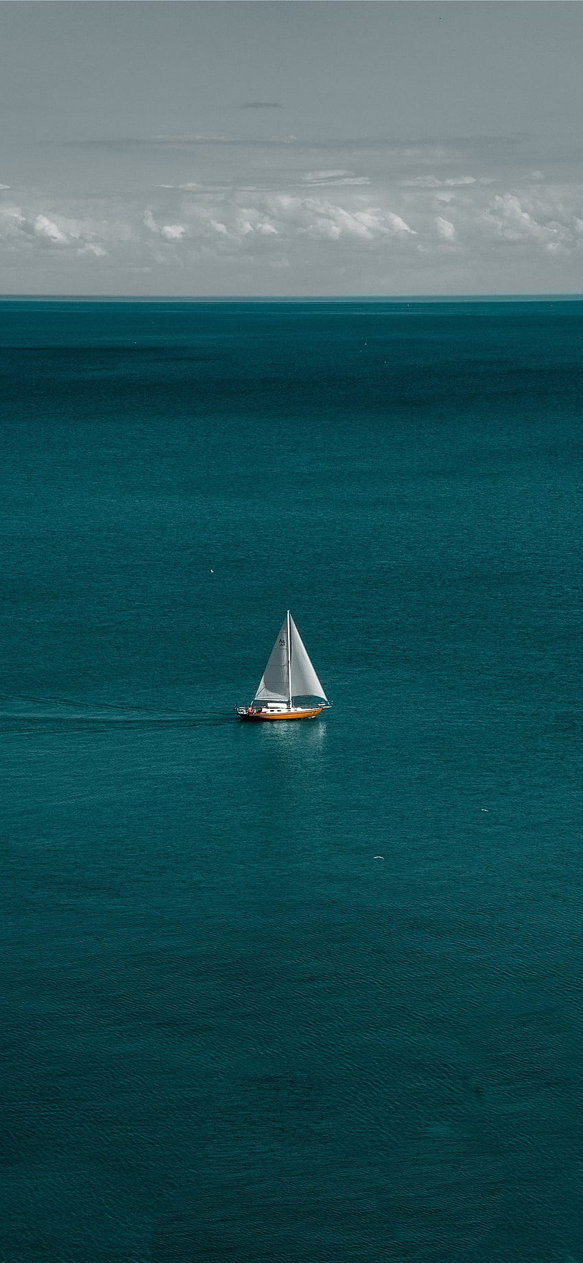 бяла и кафява лодка във водно тяло. iPhone океан, лодка, пейзаж, морски океан HD тапет за телефон