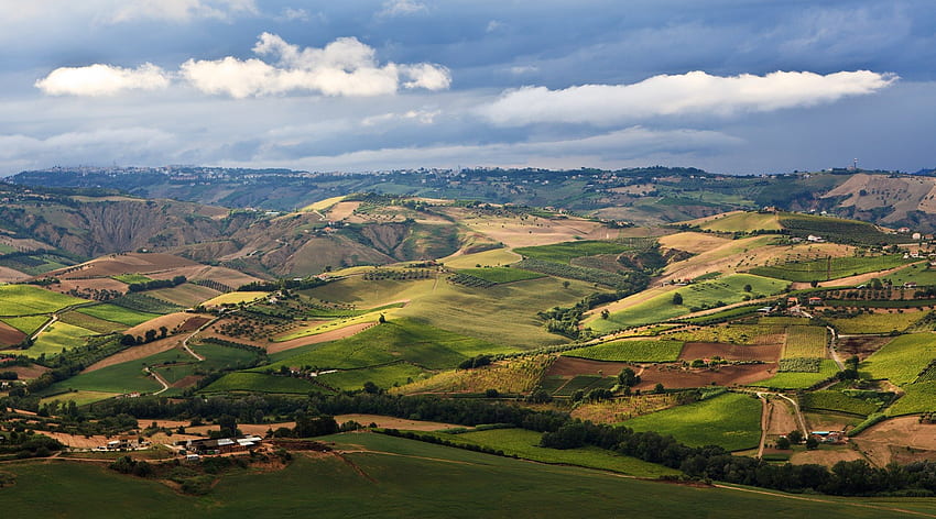 veduta aerea dei campi intorno all'abruzzo, colline, nuvole, campi, fattorie, veduta Sfondo HD