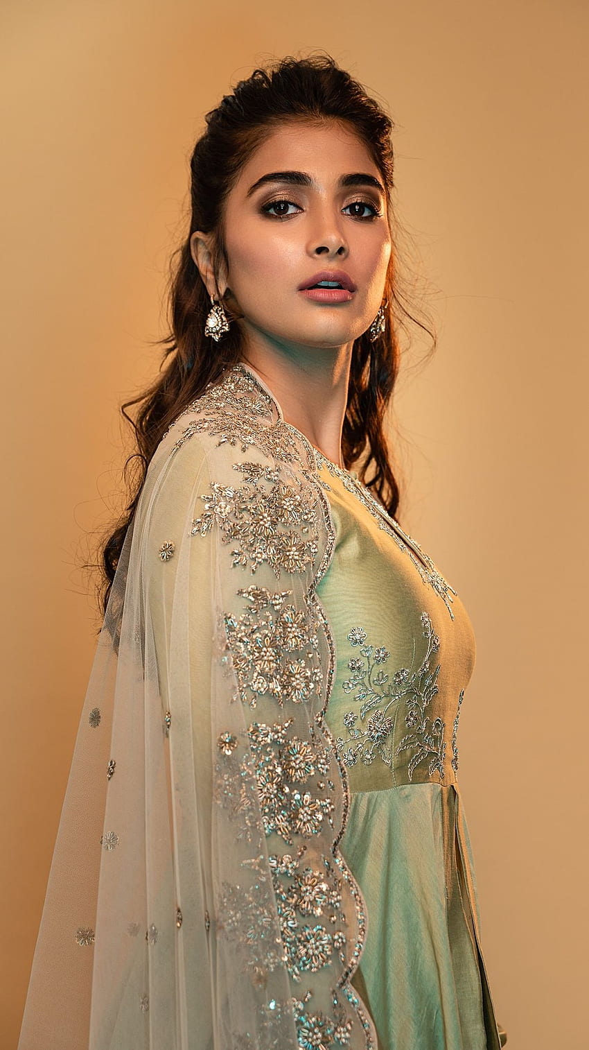 Pooja Hegde, multilingual actress HD phone wallpaper