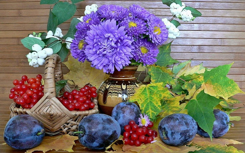 Bodegón floral, frutas, hojas, ciruelas, flores. fondo de pantalla