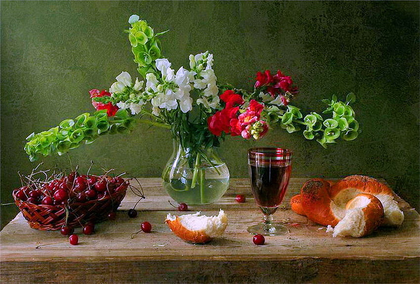 花とワイン - 静物、テーブル、緑の葉、果実、白と赤の花、パン、アレンジメント、ワイン 高画質の壁紙