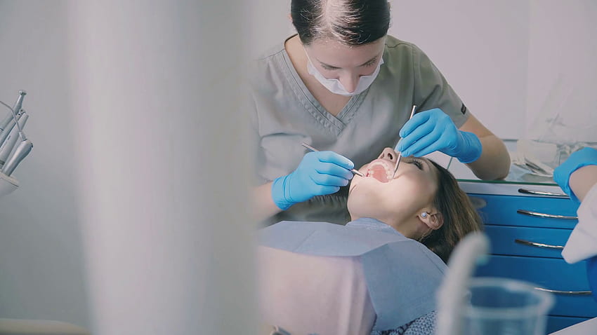 Bester Arzt, der in den Mund eines Patienten schaut (8 +), Mädchen-Zahnarzt HD-Hintergrundbild