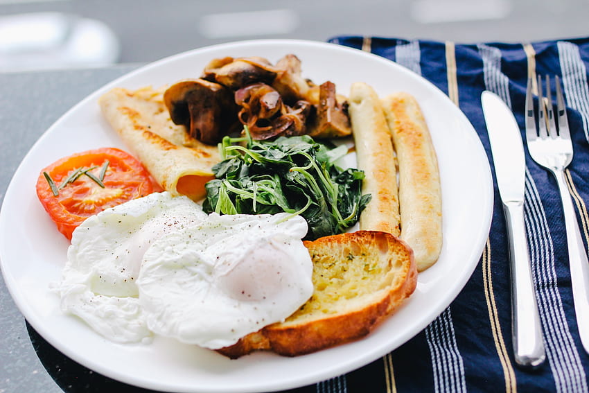comida, verduras, huevos revueltos, pan, desayuno, salchichas fondo de pantalla